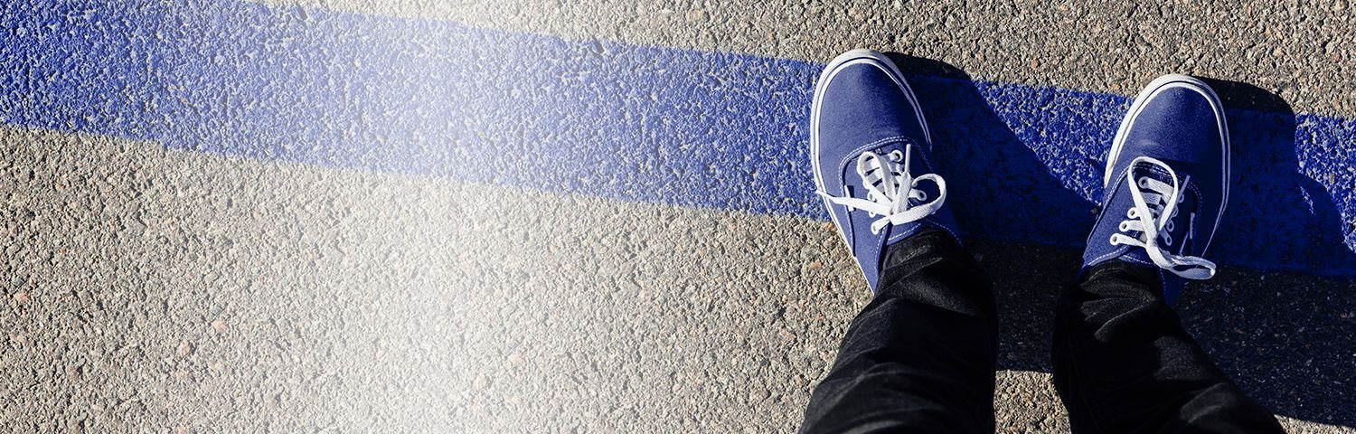 Pies descalzos con el Apósito para Ampollas de Hansaplast con el fin de prevenir las ampollas dolorosas